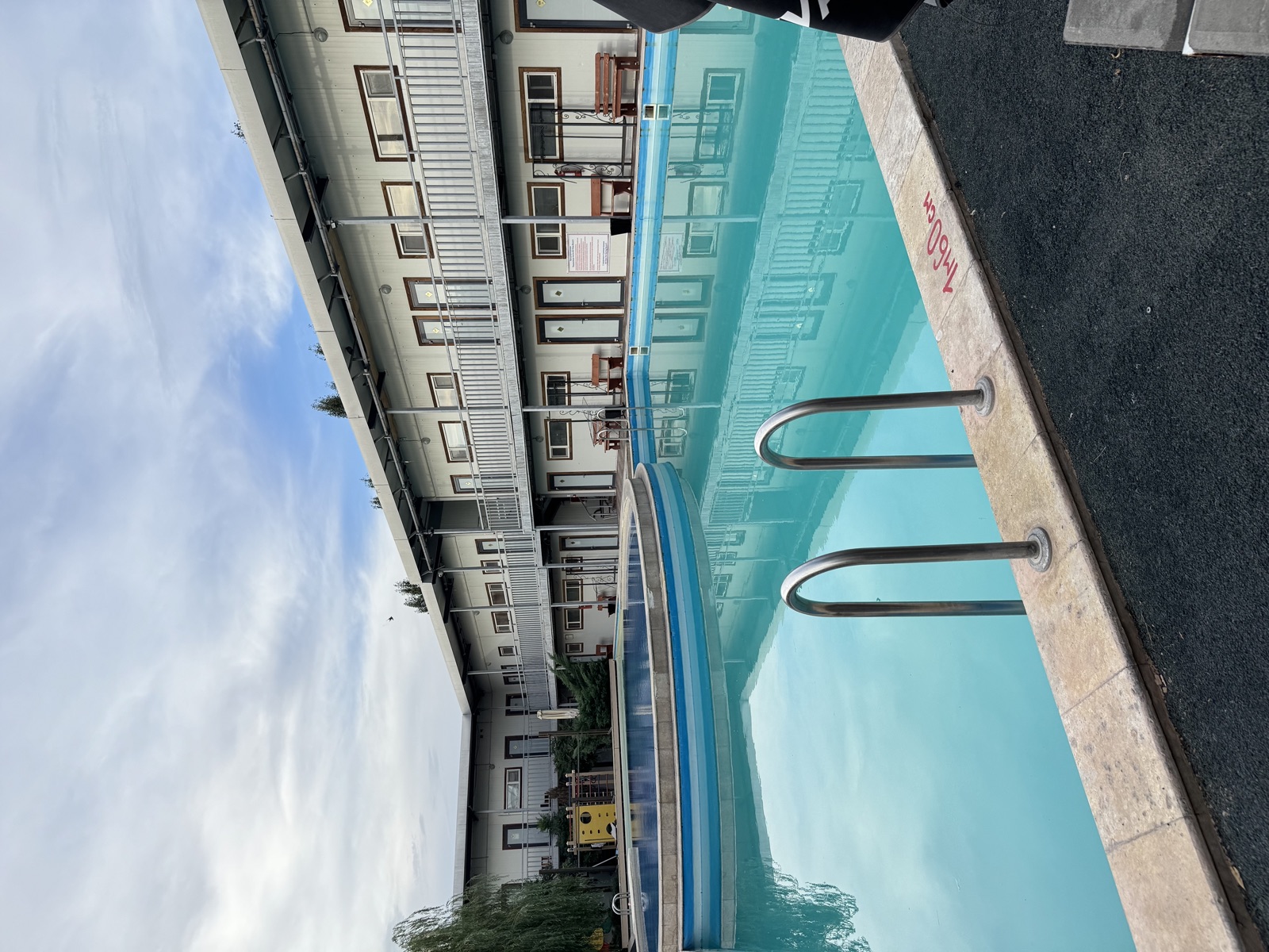 Тёплый минеральный термальный бассейн с видом на горы — Caramel Resort & SPA, Чунджа