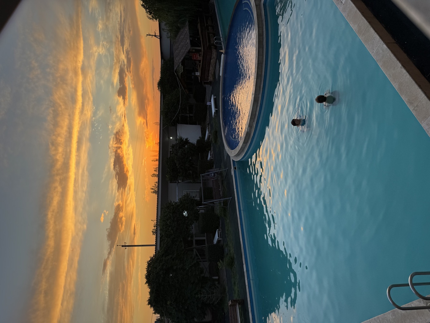 Тёплый бассейн на закате — вечернее купание в Caramel Resort & SPA